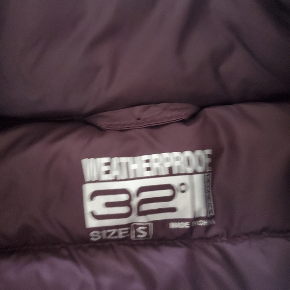 Plum color Vest size small women's, very lightweight weatherproof 32° - Picture 2 of 3